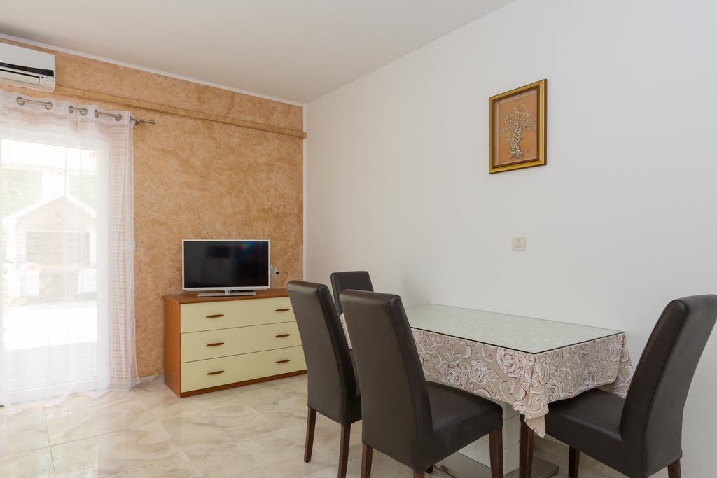 Villa Apartments Marko & Simun Kaštela エクステリア 写真